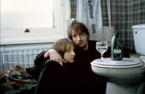 Johnny i Louise przytulający się w łazience