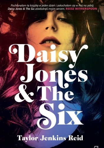 okładka książki Daisy Jones & the Six. Na pierwszym tle tytuł, w tle twarz kobiety częściowo ukryta za burzą włosów