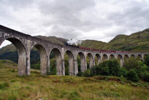 Pociąg do Hogwartu na moście