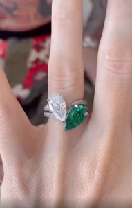 Perscionek zaręczynowy z zielonym oraz białym kamieniem