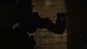 Cień bohaterki filmu Pięć Koszmarnych w momencie kiedy animatronik odgryza jej połowę ciała