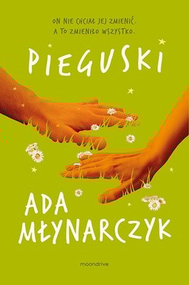 Pieguski Dłonie otoczone stokrotkami, zielone wiosenne tło. Nad dłońmi tytuł - Pieguski